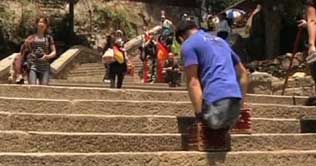 China: legless man climbs 1500 meter mountain 