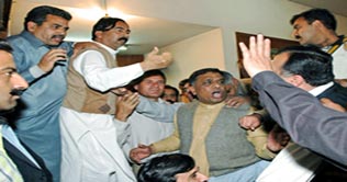 Rumpus at Nawaz arrival in Karachi