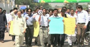 Peshawar: Doctors demand increase in salaries