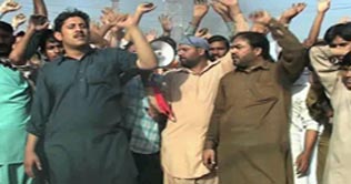 Multan: Traders protest against police