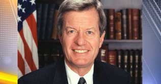 US senators urge Hillary, Gates to review Pakistan aid