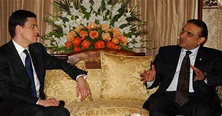 Miliband meets Zardari, Malik
