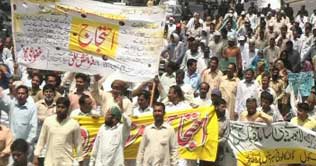 Lahore: Teachers protest against low salaries