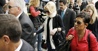 Lohan wins restraining order against phone texter 