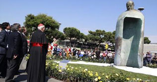 Pope John Paul statue slammed by critics 