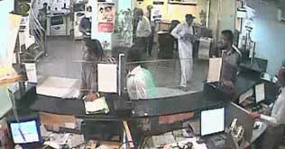Lahore: Robbers flee looting 20 lakh from bank 