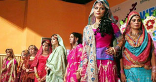 Lahore: Women compete at bridal fashion show 