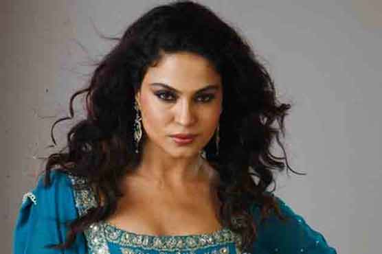 Veena Malik detained at Mumbai airport