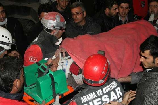 Turkey: quake kills at least 3, dozens trapped