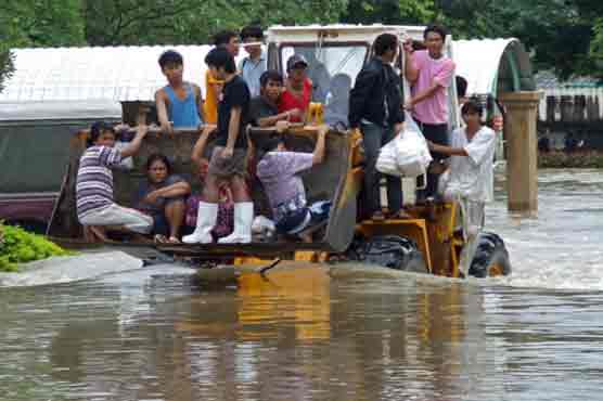 Bangkok: Residents start clean up as floodwater lowers