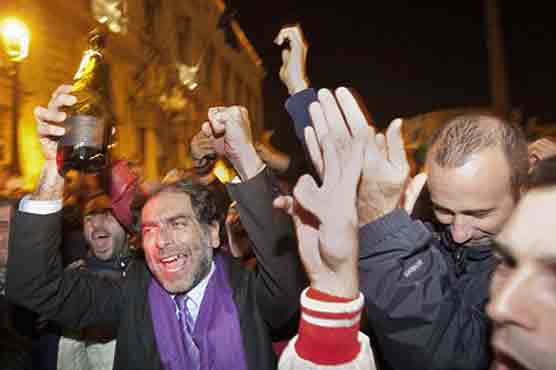 Crowds gather to cheer Berlusconis resignation