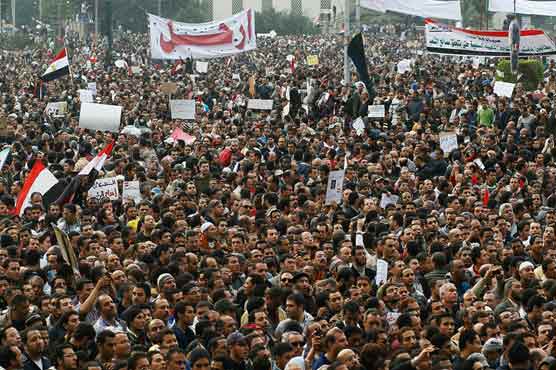 Egypt: Army regime wobbles as massive crowd gathers 