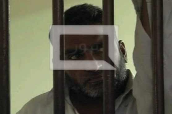 Cop held while looting passengers