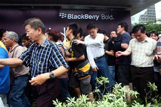 Indonesia: Thousands queue to buy new Blackberry