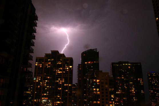 Strong winds knock out power in Chicago