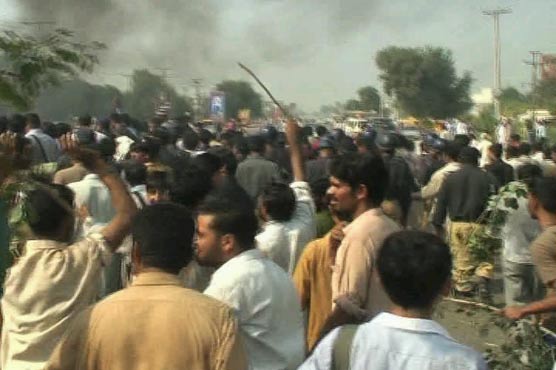 Gujranwala: Police batoncharge power protesters