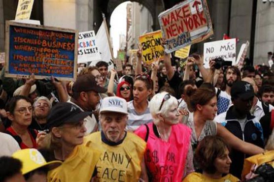 Crisis-weary Icelanders pelt lawmakers with eggs