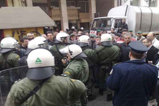 Greek civil servants paralyze the public sector