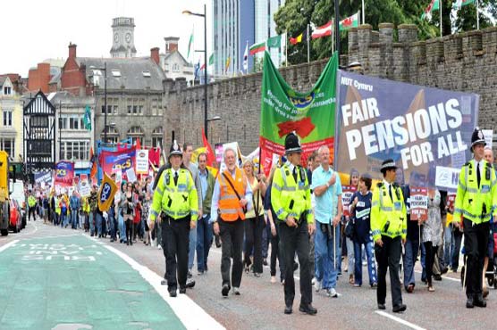 UK lecturers to go on pension strike  