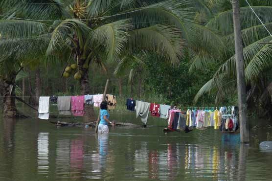 Thai city evacuate as flood waters inundate houses