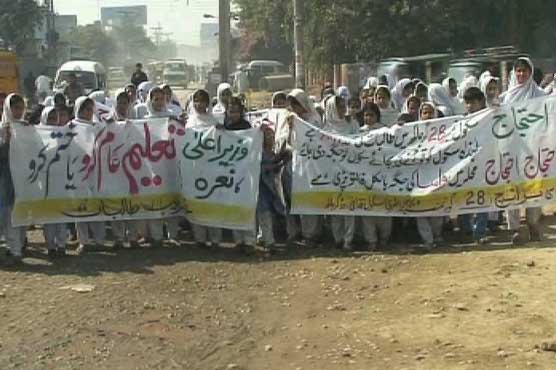 Gujranwala: students protest against merger of primary schools