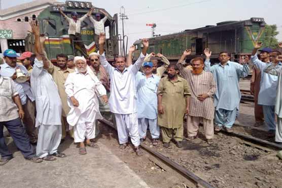 Multan: Railway employees protest continues