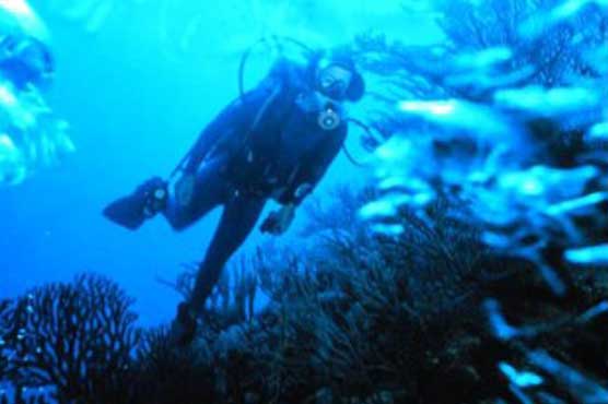 Divers trapped underwater as ship sinks in Gulf