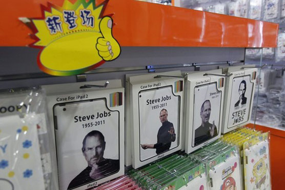 Fans rush and queue up to buy Steve Jobs' biography