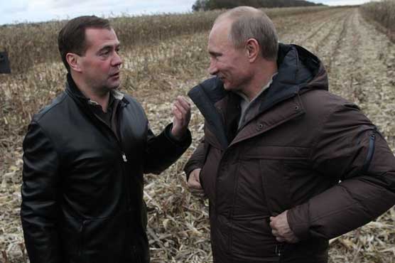 Russia: Medvedev, Putin become farmers, harvest corn 