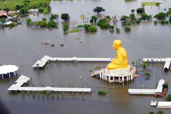 Thousands leave flood-surrounded Thai capital