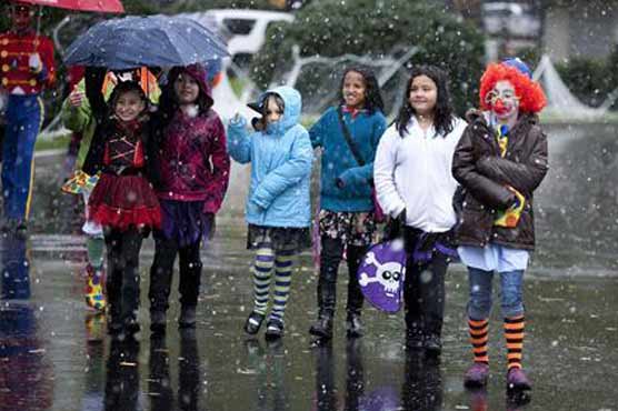 Despite low risk, paranoid parents scan Halloween candy