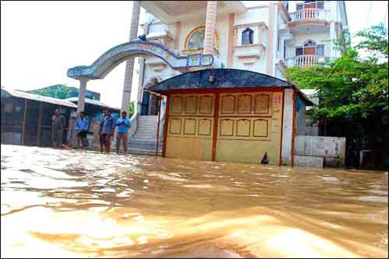 Rain hit damaged road affects traffic in north India 