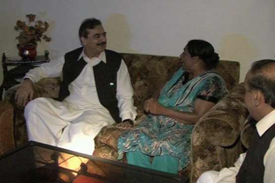 PM visits Lahore without protocol, meets party workers 