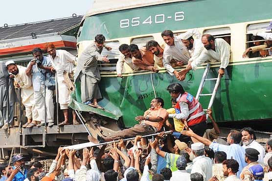 Kasur: Farid Express engine derailed