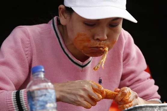 Woman eats 183 chicken wings in 12 min