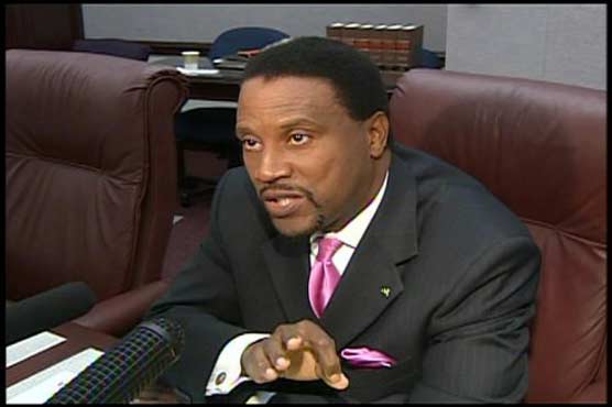 Florida lawmaker hands out belts under saggy pants ban