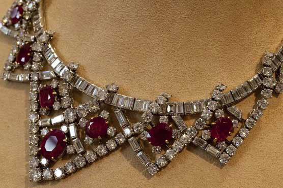 Elizabeth Taylor's jewelry collection to go to auction