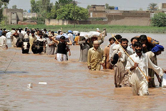 Thousands of flood-victims seek refuge, food in vain