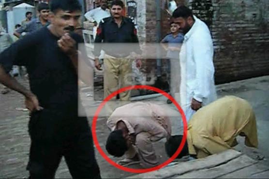 Faisalabad: Police beat youths publicly