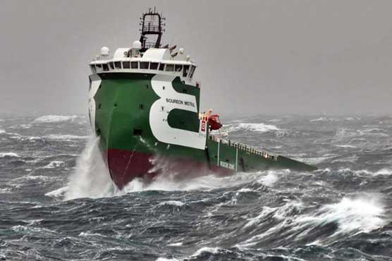 Storm aims at Mexico with 10 oil workers missing