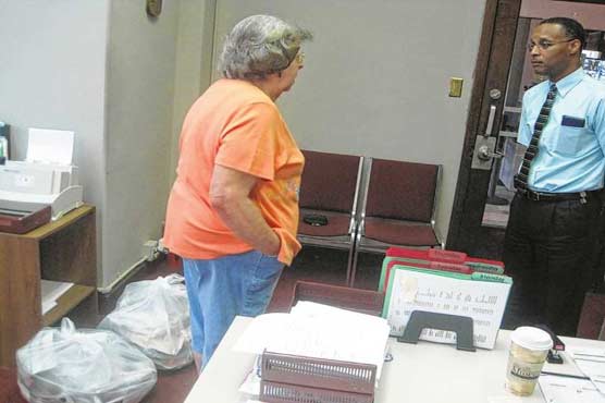 Ohio woman hauls trash to mayor's office