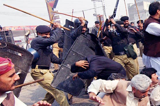 Police baton-charge flood affectees in Umer Kot