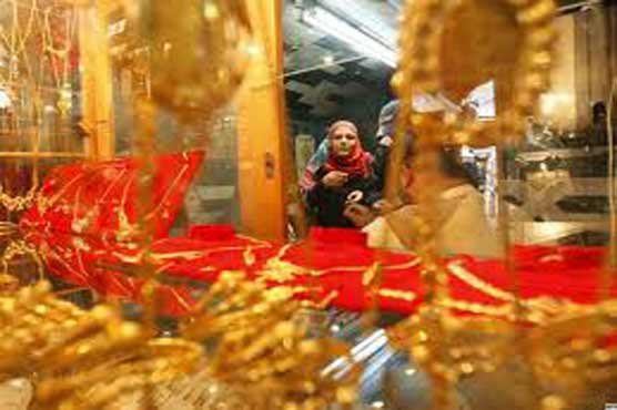 Gold price dipped by Rs 500 per tola