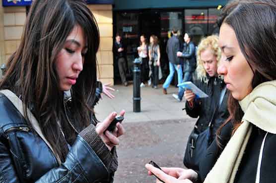 Blackberry to close UK message service in unrest 