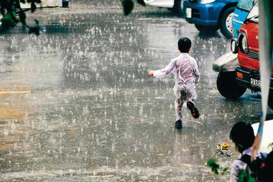 Mercury falls after rain and winds in Lahore