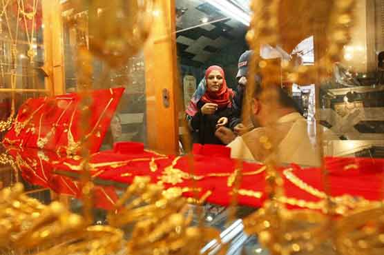 Gold price decreases in local, global market