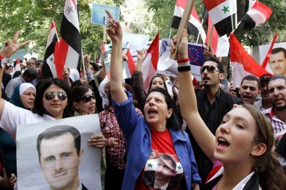 Syria: Pro-Assad crowd stones US envoy