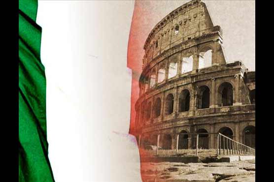 Fake 'gladiators' climb Colosseum in Rome protest