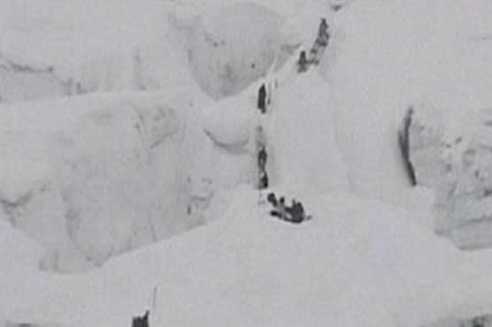 Rescuers dig for 135 missing in Siachen avalanche