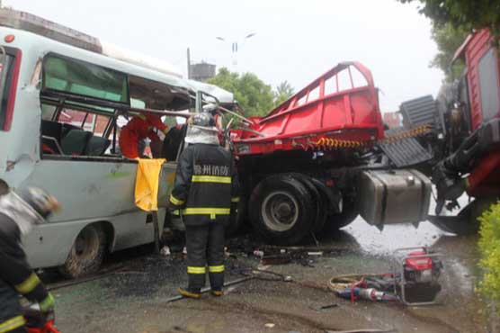 23 killed in bus-truck collision in east China